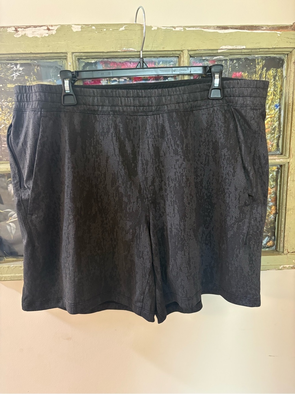 EUC Lululemon 6” Shorts XXL
